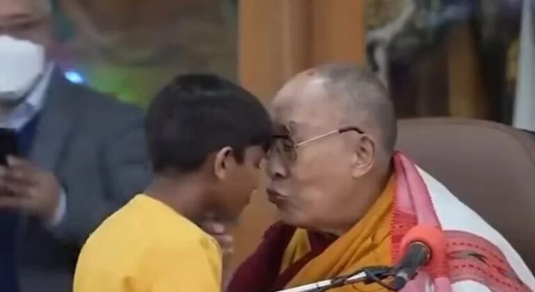 Ο Δαλάι Λάμα φιλά αγόρι στο στόμα – Βροχή οι αντιδράσεις