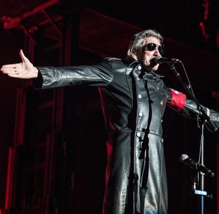 Roger-Waters-In-Concert-At-Stade-De-France