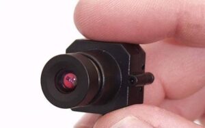 Χαμός στο Ίλιον – Πα-τέρας έβαλε κρυφή κάμερα στο μπάνιο και «κατέγραφε» γυμνή την κόρη του