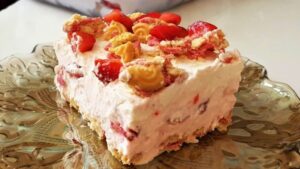 Τραγανό γλυκό ψυγείου με φράουλα και κρέμα για super απόλαυση