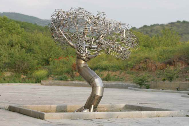 Ένα scrap metal “Δέντρο” φύτρωσε και αναπτύσσεται στο Πάρκο Τρίτση