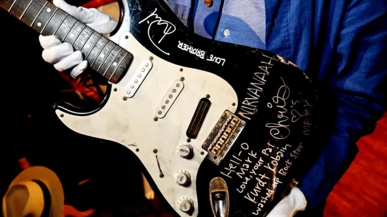 shutterstock-kurt-cobain-fender-stratocaster