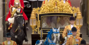 Στέψη Βασιλιά Καρόλου: Ξεκίνησε η πομπή με την Άμαξα – Δείτε live