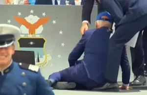 ΗΠΑ: Σκόνταψε και έπεσε ξανά ο Τζο Μπάιντεν