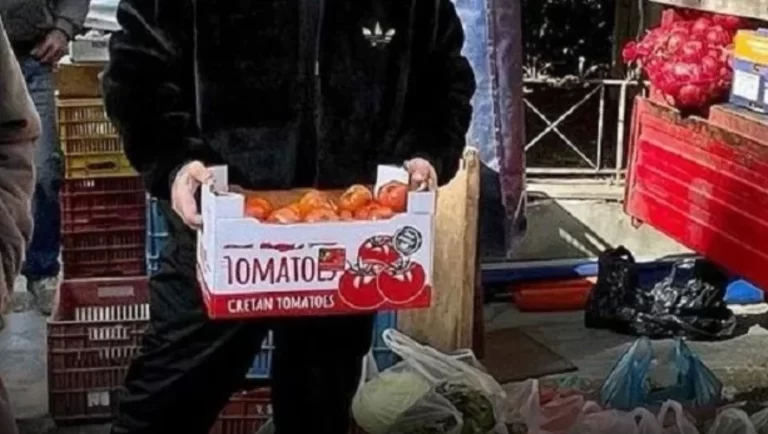 gnostos-tragoudistis-poulaei-frouta-sti-laiki-xypnao-kathimerina-stis-5-to-proiphotos