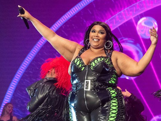 Lizzo: Ανάγκαζε χορεύτριές της να τρώνε μπανάνες από κόλπους ιερόδουλων