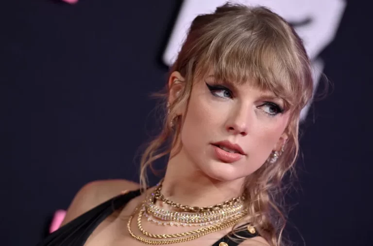 03-taylor-swift-red-carpet-a-billboard-1548