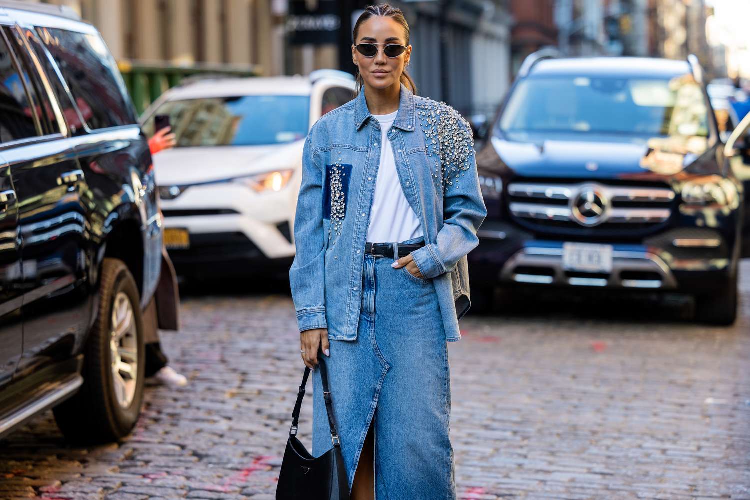 Πώς να κάνεις styling στη denim maxi φούστα που φέτος είναι τάση