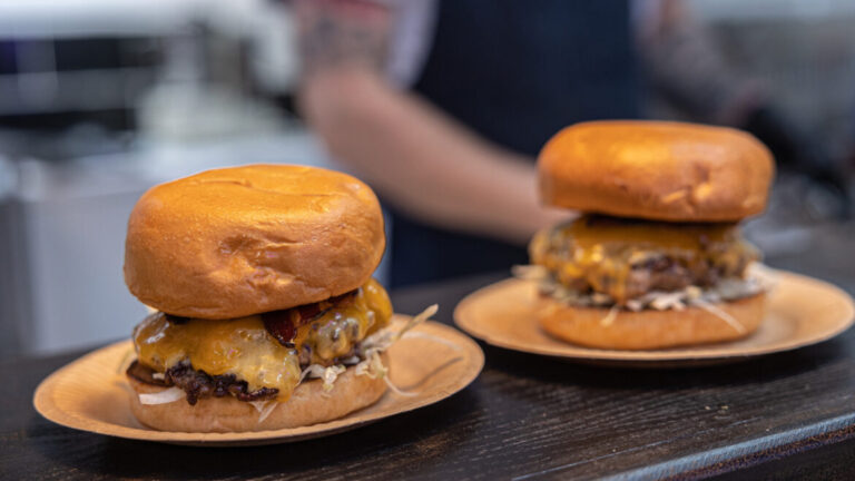 Burger: 5 μπεργκεράδικα εκτός κέντρου για τα οποία αξίζει να ξενιτευτείς