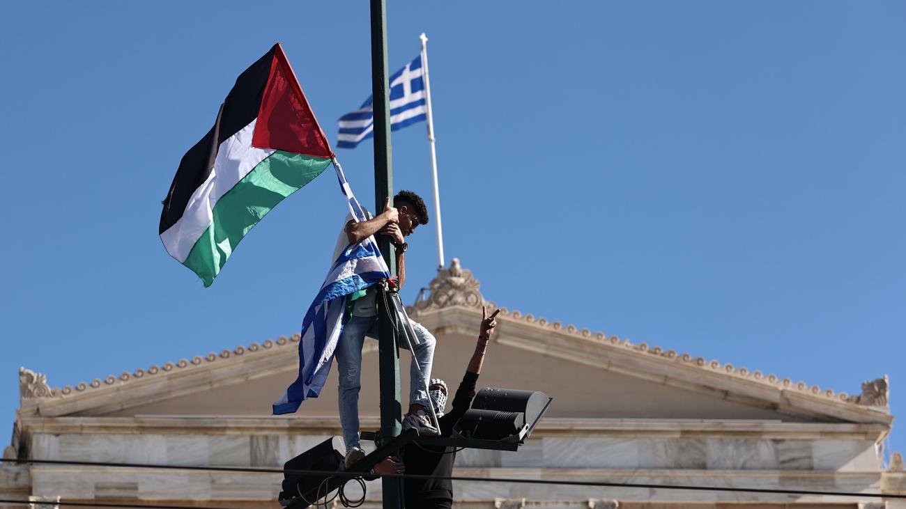 Συνελήφθη ο 22χρονος Παλαιστίνιος που ανέβασε τη σημαία της χώρας του στο Σύνταγμα