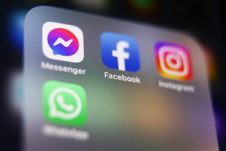 Social Media And Apple Apps Photo Illustrations