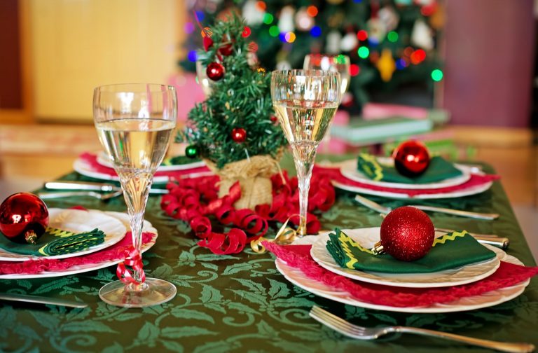 christmas-table-gb6dbf1a6a_1920-768x504