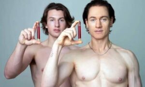 Μπράιαν Τζόνσον: Ο μεγιστάνας που «μάχεται» με τον χρόνο, παίρνει αίμα από τον 17χρονο γιο του