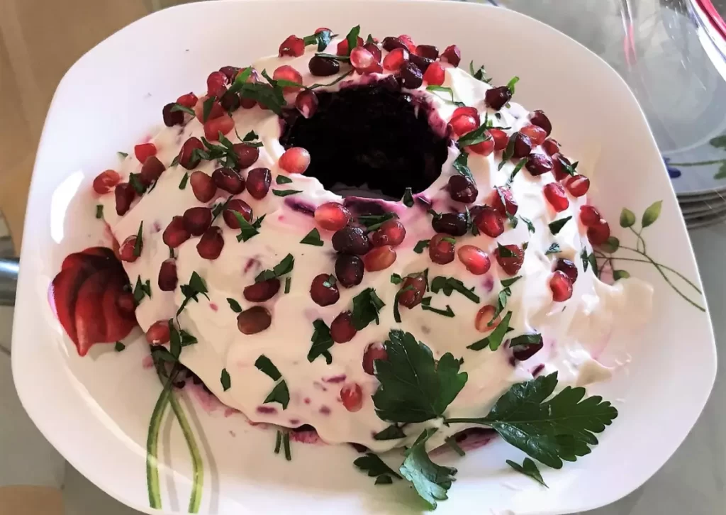 κύρια-φωτογραφία-συνταγής-giortini-salata-tourta-me-pantzari-kai-rodi