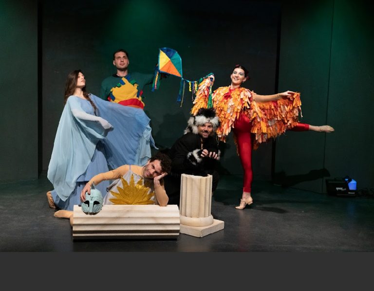 «Ο Λούλης ταξιδεύει στην Αρχαία Ελλάδα» της Ρένας Σιγάλα σε σκηνοθεσία Βάσως Γουλιελμάκη στο θέατρο Μικρός Κεραμεικός