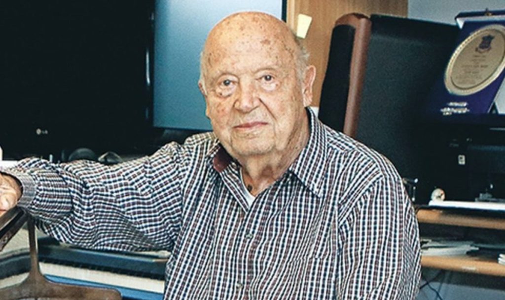 mimis-plessas-gia-panta-mia-monadiki-synavlia-afieroma-ston-protoporo-ellina-tis-technis-tis-mousikis-sto-theatro-pallas-1-e1709896467174