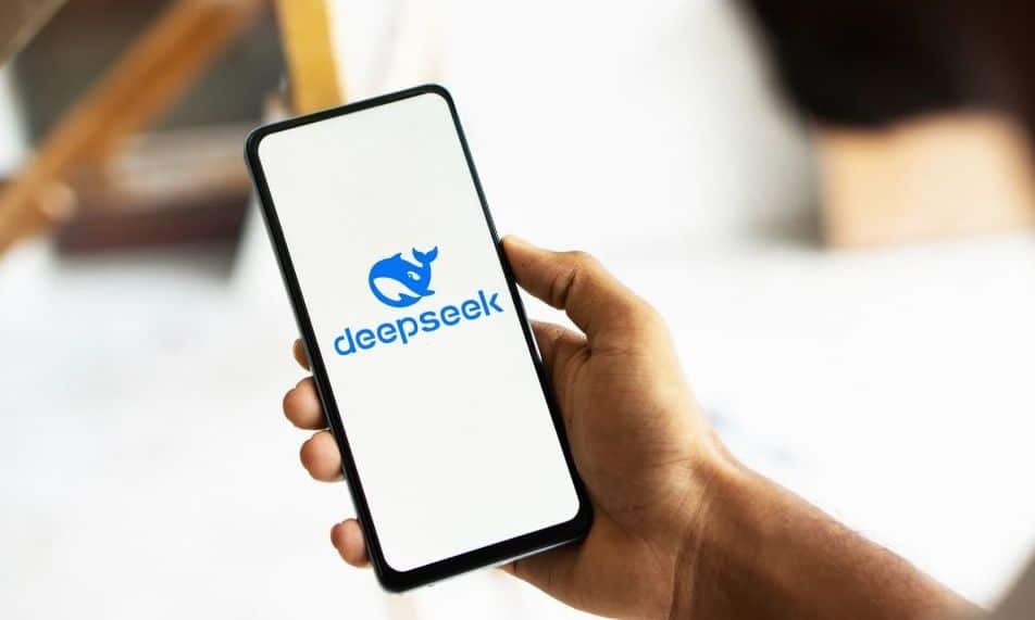 Deepseek: Το κινεζικό «εργαστήρι» που απειλεί την κυριαρχία των ΗΠΑ στην ΑΙ – «Σεισμός» στις αγορές