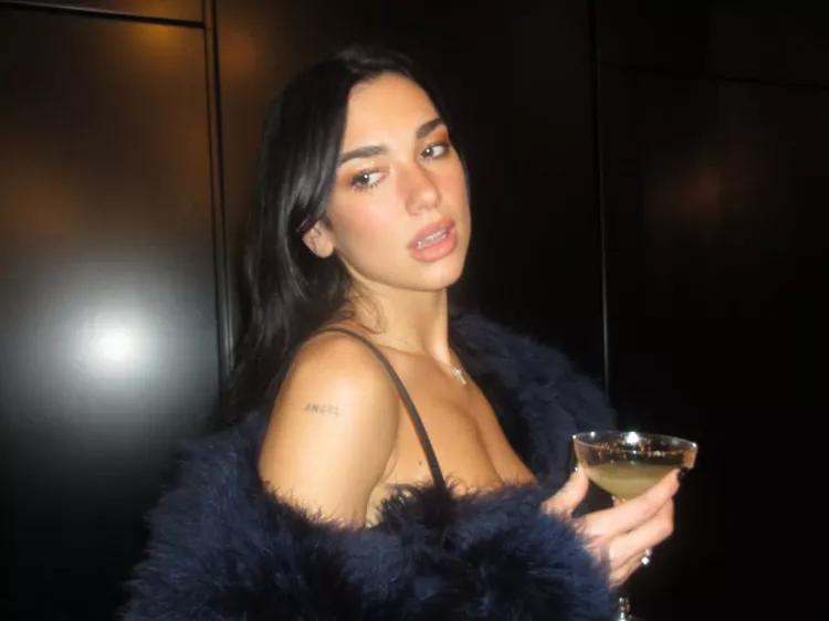 Dua Lipa Το μανικιούρ με μαύρο τζάμι της Dua θα είναι το χειμερινό σας 