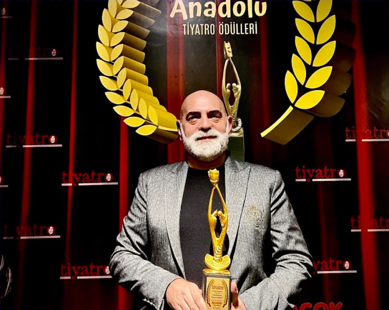 Με το «International Foreign Director Of The Year Award» βραβεύτηκε ο Δημήτρης Καρατζιάς, στα 10α Διεθνή Βραβεία Θεάτρου της Ανατολίας, στην Τουρκία