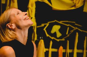 «Η κίτρινη ταπετσαρία» της Σάρλοτ Πέρκινς Γκίλμαν σε σκηνοθεσία της Francesca Minutoli || ένα έργο – φόρος τιμής για το φεμινιστικό κίνημα στο Θέατρο Αλκμήνη