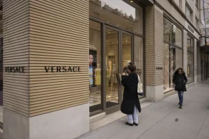 Prada, Tiffany, Dior, Bulgary: Οι 10 κορυφαίες εξαγορές που άλλαξαν τον χάρτη της πολυτελούς μόδας