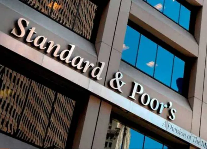 Standard & Poor’s για Ελλάδα: Ανάπτυξη πάνω από 2,3% και μείωση χρέους 50%