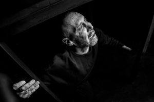 Στο θέατρο Μικρός Κεραμεικός παρατείνονται την ‘’PARANOIA’’ σε σκηνοθεσία – ερμηνεία Νικόλα Βαγιονάκη, μέχρι την Κυριακή 25 Μαΐου