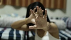 Σοκ: 17χρονη κατήγγειλε τη μητέρα της ότι την εξέδιδε – Συνελήφθη η γιαγιά