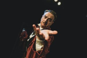 «Ο Φιάκας» του Δημοσθένη Κ. Μισιτζή σε σκηνοθεσία Πάνου Σκουρολιάκου συνεχίζεται στο «Από Μηχανής» Θέατρο 