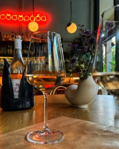 Σουσουράδα: στο στέκι των Εξαρχείων για cocktails και πεντανόστιμο παστίτσιο με πέτουρα