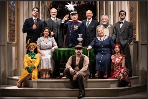 «ENAΣ HPΩAΣ ME ΠANTOYΦΛEΣ» – ​2ος χρόνος επιτυχίας | Ο Γιάννης Μπέζος σκηνοθετεί τον Λάκη Λαζόπουλο, στη θρυλική ελληνική κωμωδία