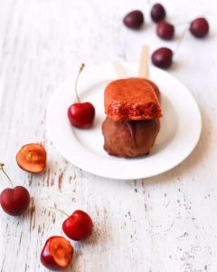 Παγωτό κεράσι με σοκολάτα και σπόρους τσία