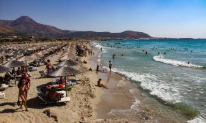 Σαφάρι της εφορίας σε ξενοδοχεία, ταβέρνες και παραλίες – «Όπλα» οι νέες τεχνολογίες και οι αυστηρές ποινές για παραβάτες