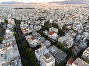 Φρενάρει η αγορά ακινήτων – «Βουτιά» στα φορολογικά έσοδα από τις μεταβιβάσεις