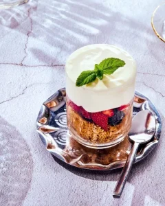 Εύκολο γλυκό σε ποτήρι με γιαούρτι και μούρα