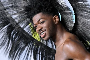 Νοσηλεύεται φρουρούμενος ο Lil Nas X – Κυκλοφορούσε στους δρόμους μόνο με το εσώρουχό του