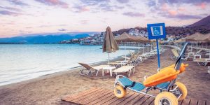 Είναι όντως προσβάσιμες οι ελληνικές παραλίες σε άτομα που χρησιμοποιούν αναπηρικό αμαξίδιο;