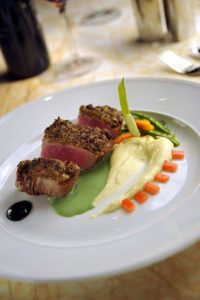 Φιλέτο Μοσχάρι με Κρούστα από Πιπέρια Μουστάρδα Και Πουρέ Πατάτας Με Μασκαρπόνε