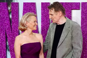 Αποκάλυψη από το ΤΜΖ: Πάμελα Άντερσον και Λίαμ Νίσον δεν υπήρξαν ποτέ ζευγάρι – Η δήθεν σχέση τους ήταν κόλπο για να προωθήσουν το «Naked Gun»!