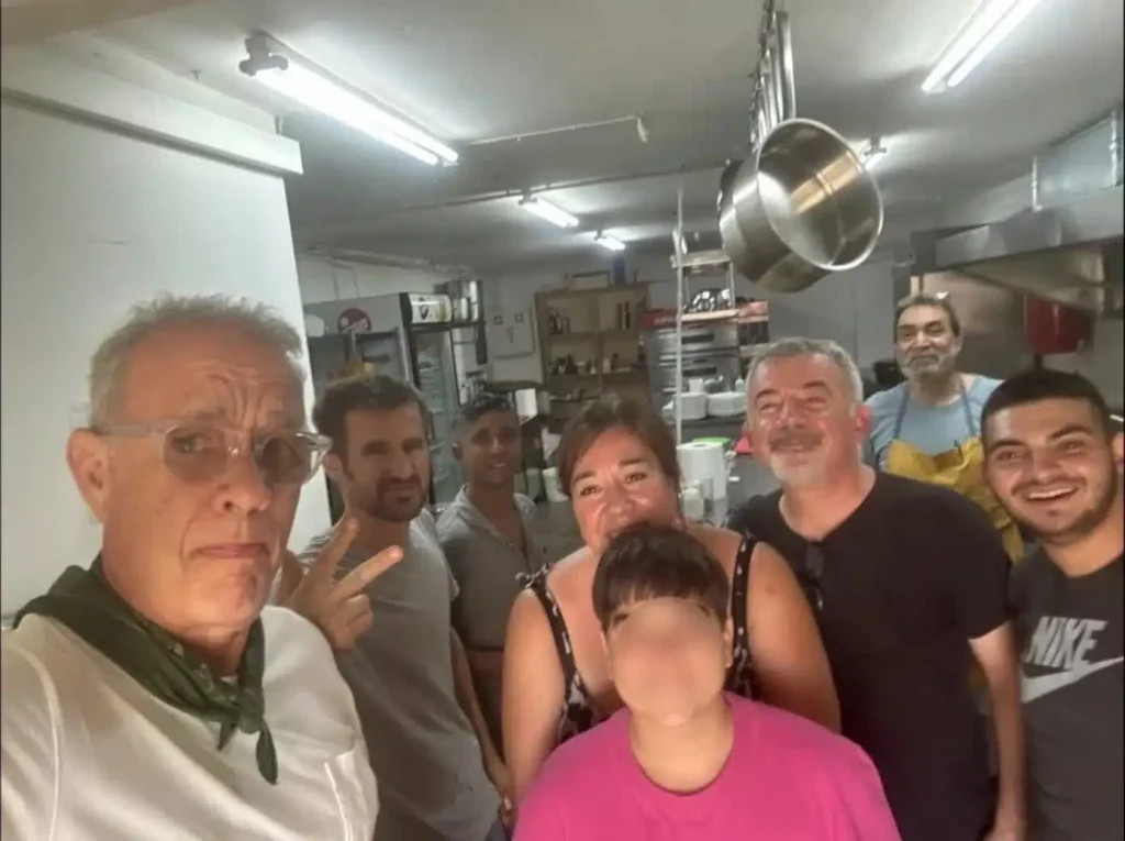 tom-hanks-naxos-taverna-credit-lefteris-taverna-facebook-1392x1040.jpg (1)