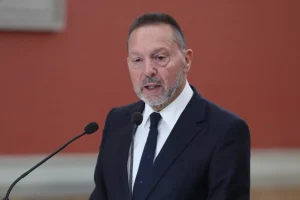 “Καμπανάκι” Στουρνάρα για δημοσιονομική “βόμβα” από το δημογραφικό: Οι 5 παρεμβάσεις που προτείνει η ΤτΕ μετά τα μέτρα της ΔΕΘ