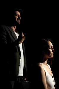 «ΟΙΔΙΝΟΥΣ» του Θανάση Τριαρίδη: Πλεκτάνη για δύο πρόσωπα σε δύο πράξεις | 2ος χρόνος στο θέατρο “104”