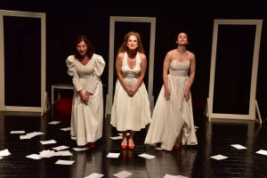 Eπίσημη πρεμιέρα της παράστασης Μονόκλινο σε μπουάτ της Όλγας Στέφου σε σκηνοθεσία Άννας Χατζησοφιά στο Θέατρο Αλκμήνη 