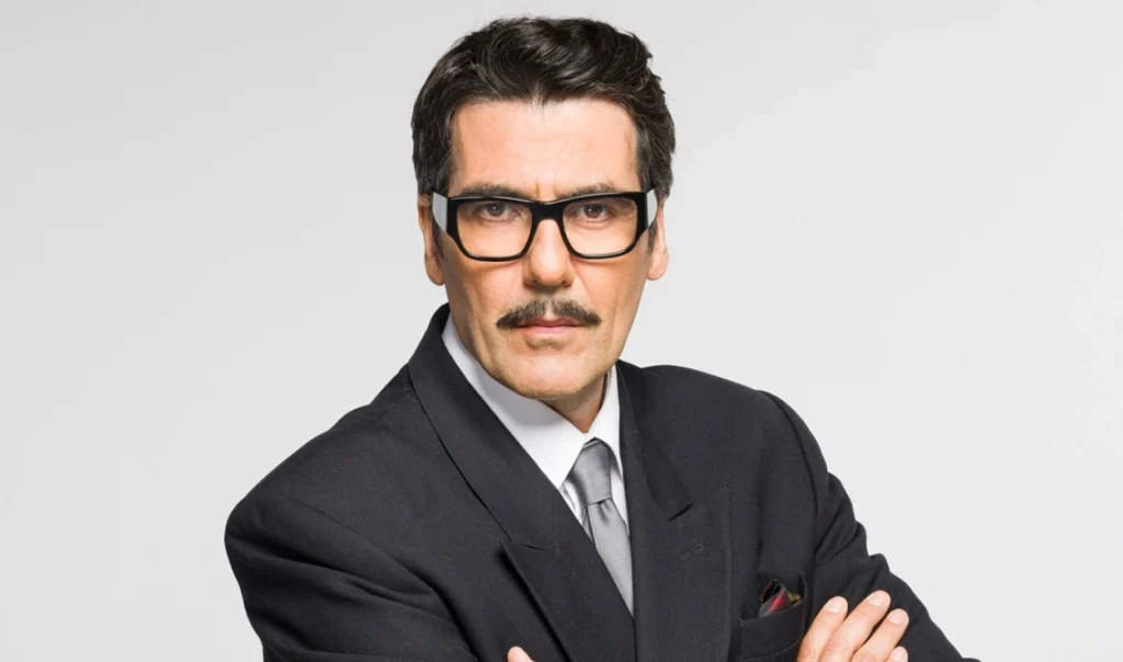 Αντώνης Καρυστινός: Όσα αποκάλυψε για τον Ντίνο Βούλγαρη που υποδύεται στο «Porto Leone: Στη γειτονιά με τα κόκκινα φανάρια» 