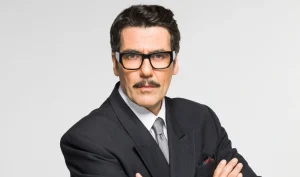 Αντώνης Καρυστινός: Όσα αποκάλυψε για τον Ντίνο Βούλγαρη που υποδύεται στο «Porto Leone: Στη γειτονιά με τα κόκκινα φανάρια» 