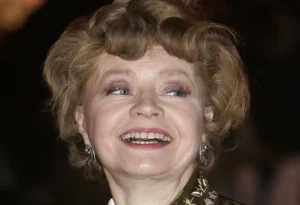 “‘Εφυγε” η Προυνέλα Σκέιλς στην κωμική σειρά «Fawlty Towers»