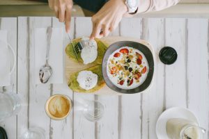 Πρωινό με αυγό ή με γιαούρτι; Ποιο είναι ανώτερο πρωτεϊνικά