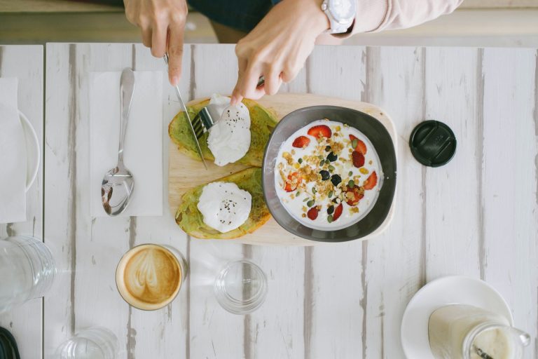Πρωινό με αυγό ή με γιαούρτι; Ποιο είναι ανώτερο πρωτεϊνικά