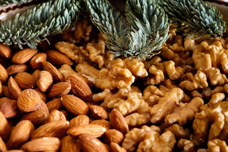 Αμύγδαλα ή καρύδια; Ποια έχουν περισσότερα καλά λιπαρά, φυτικές ίνες και πρωτεΐνη