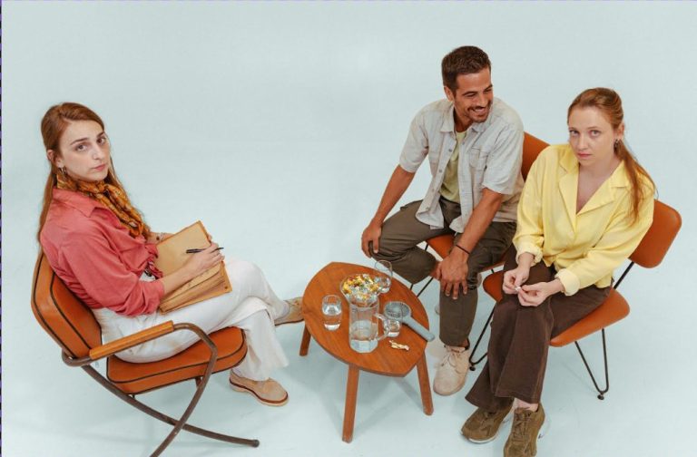 Στο θέατρο ΝΟΥΣ  σε παγκόσμια πρεμιέρα το έργο του Roger Ennals ‘’NEVERMIND’’ , σε σκηνοθεσία Τζέσικας Κουρτέση, από τη Δευτέρα 10 Νοεμβρίου